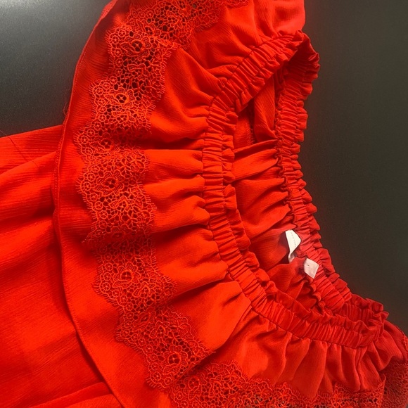 ❤️❣️Off Shoulder Sleeveless Top❣️❤️ - Picture 3 of 10